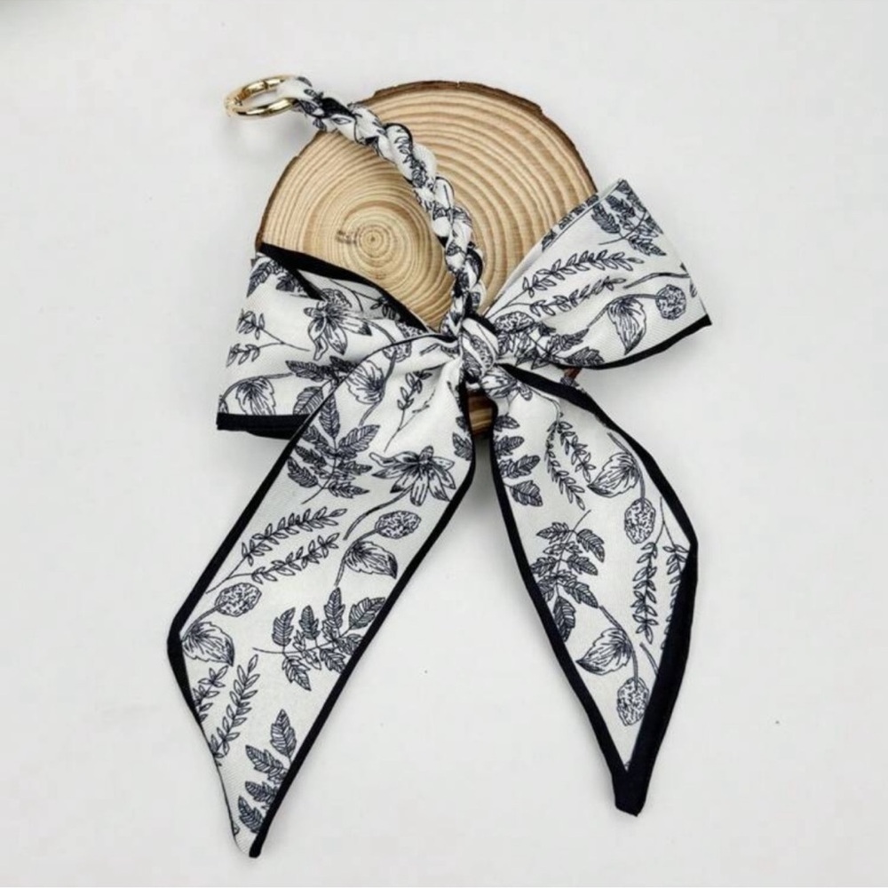 @tiffanyfisch127   4-  Black and White Floral scarves  keychain set